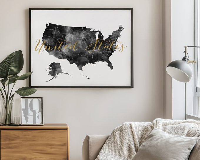 Black and white map of the United States with gold lettering that says 'United States'.